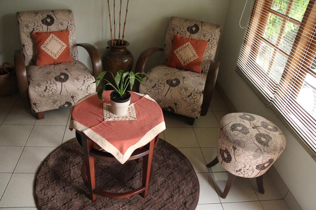เบด แอนด์ เบรคฟาสต์ โตมัง Bed & Breakfast จาการ์ตา ภายนอก รูปภาพ