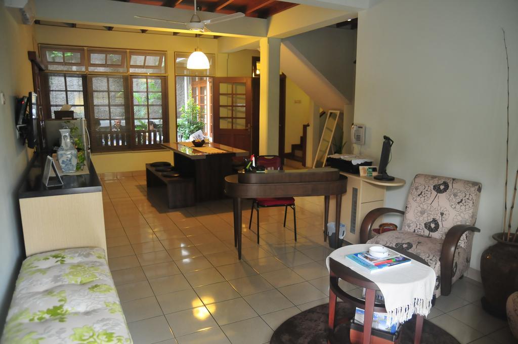 เบด แอนด์ เบรคฟาสต์ โตมัง Bed & Breakfast จาการ์ตา ภายนอก รูปภาพ